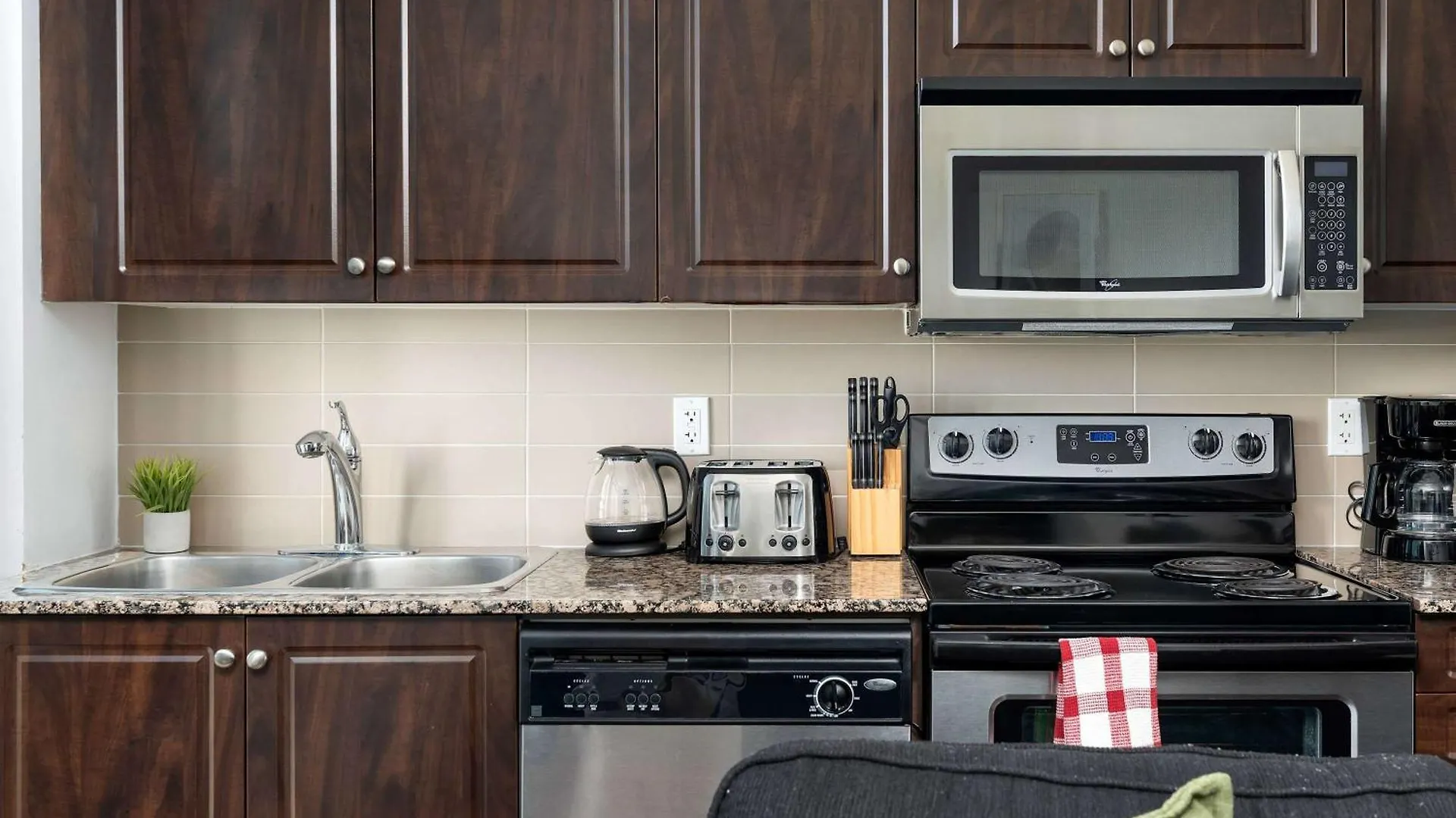 Convenient 1Br Walk To Cn Tower Or Lake Toronto Apartamento