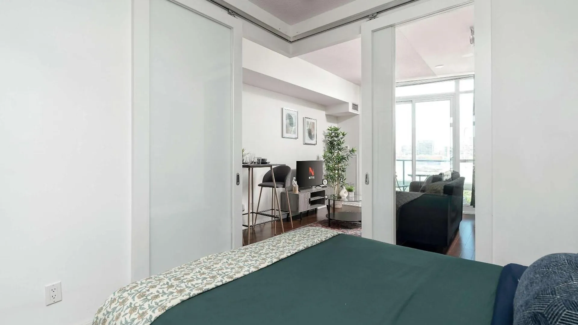 Convenient 1Br Walk To Cn Tower Or Lake Toronto