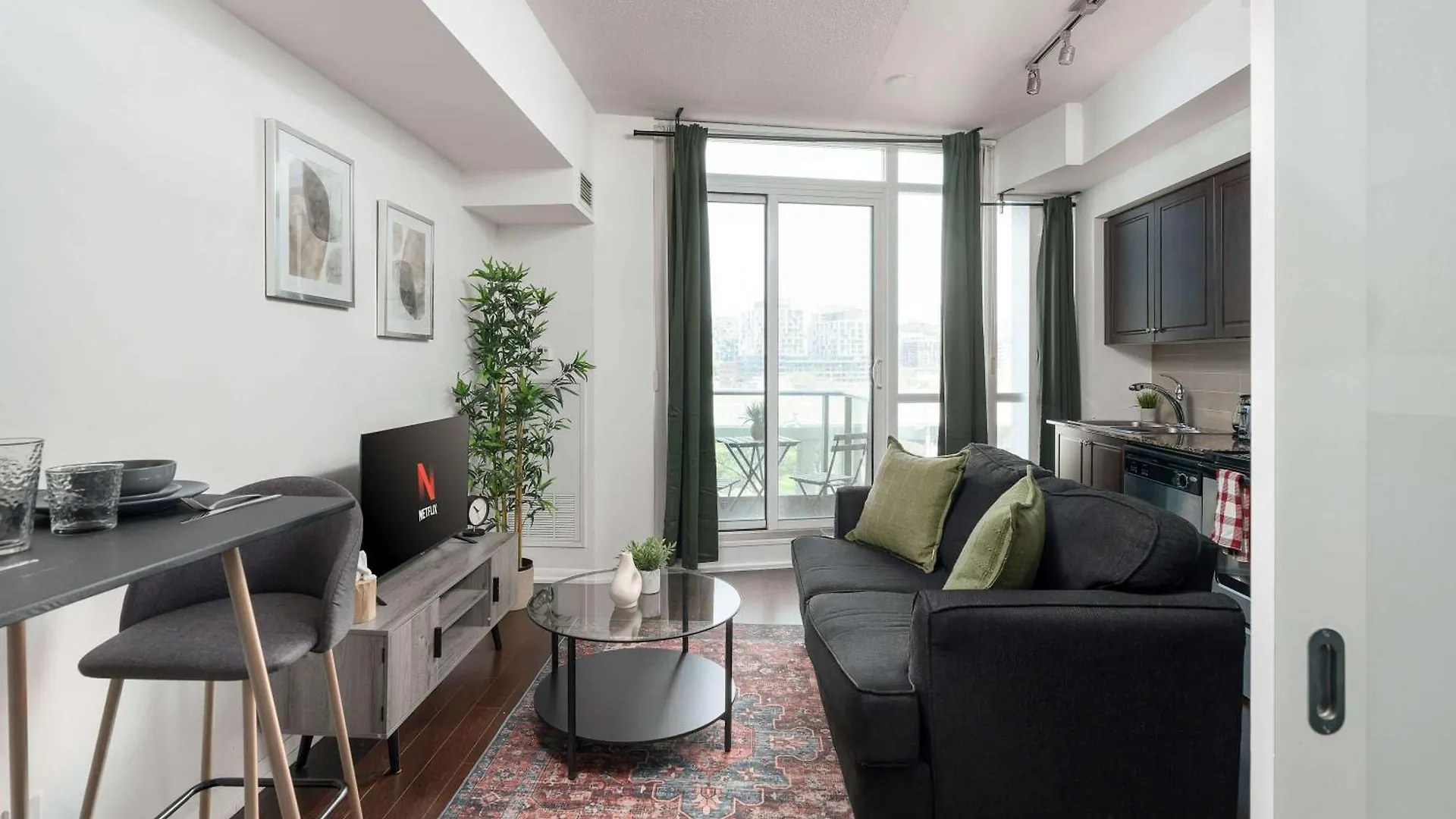 Convenient 1Br Walk To Cn Tower Or Lake Toronto