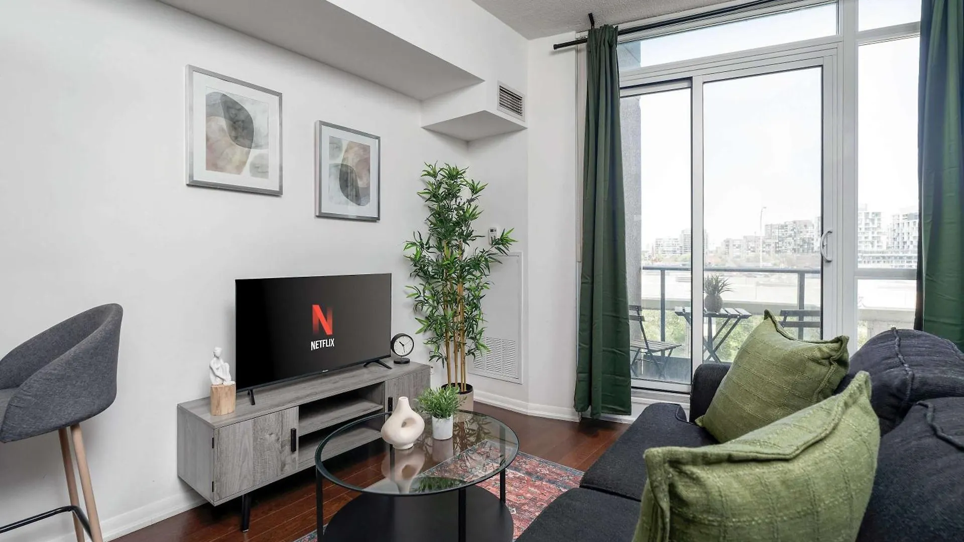 Convenient 1Br Walk To Cn Tower Or Lake Toronto Apartament